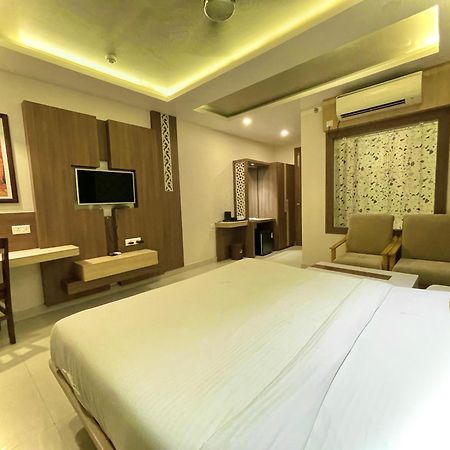 Hotel Kuber Palace ! Puri Near-Sea-Beach-And-Temple Fully-Air-Conditioned-Hotel With-Lift-And-Parking-Facility Esterno foto