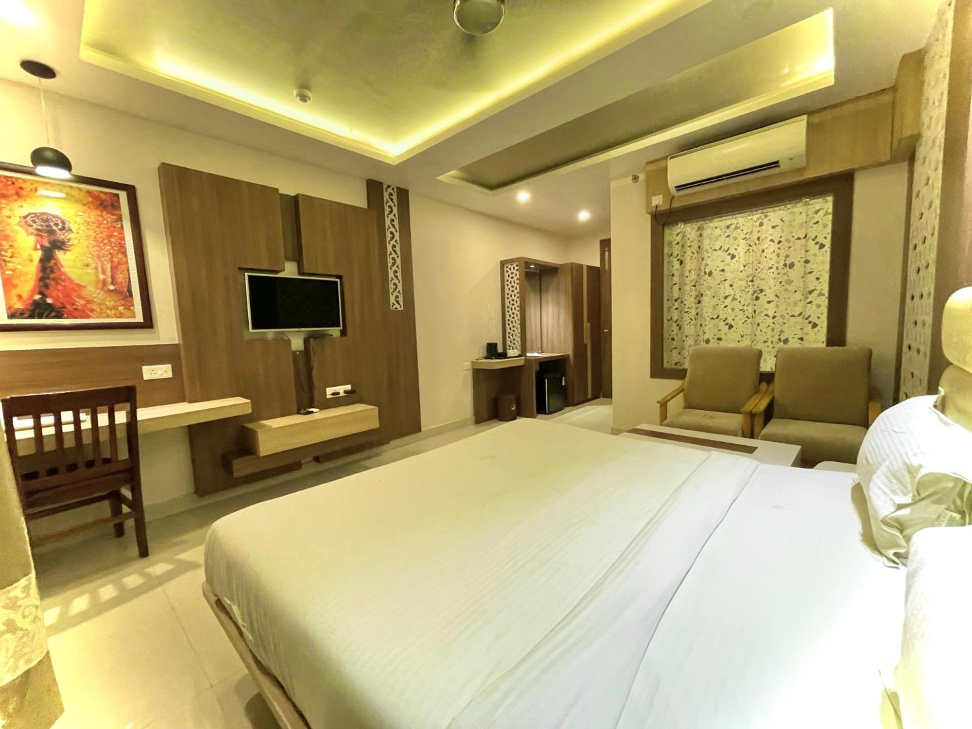 Hotel Kuber Palace ! Puri Near-Sea-Beach-And-Temple Fully-Air-Conditioned-Hotel With-Lift-And-Parking-Facility Esterno foto
