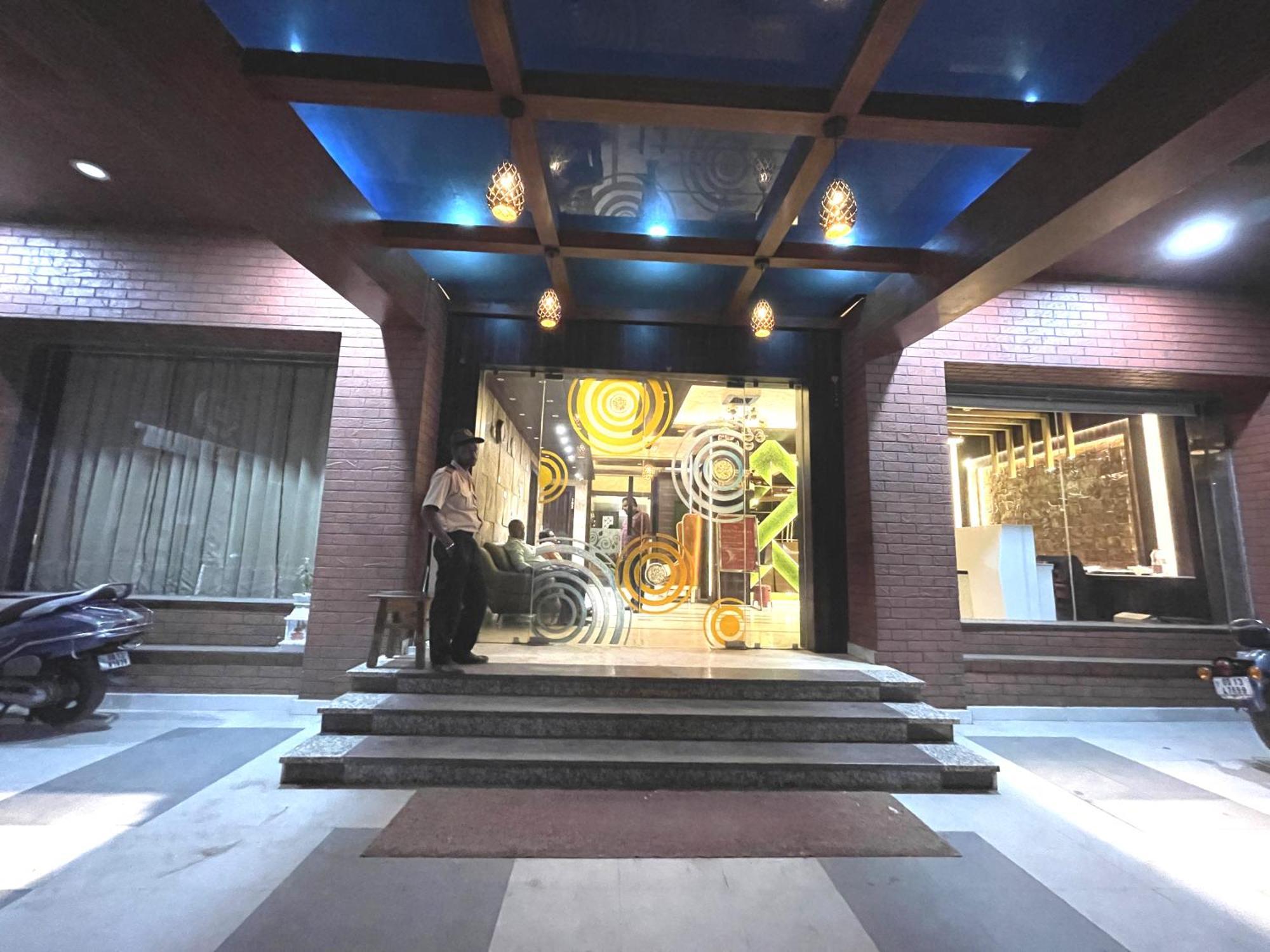 Hotel Kuber Palace ! Puri Near-Sea-Beach-And-Temple Fully-Air-Conditioned-Hotel With-Lift-And-Parking-Facility Esterno foto