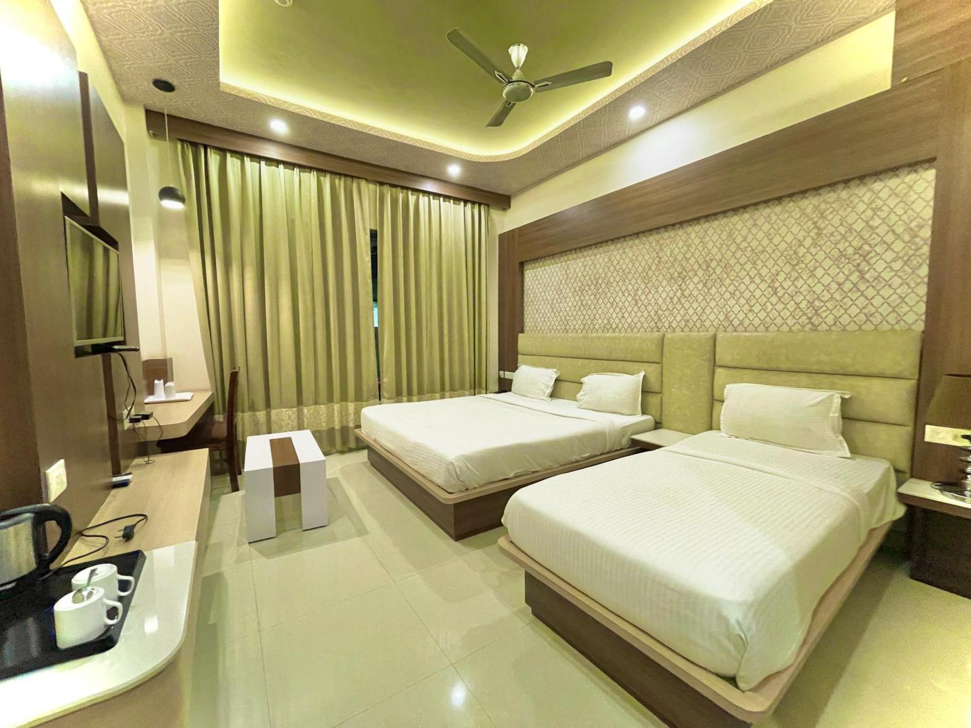 Hotel Kuber Palace ! Puri Near-Sea-Beach-And-Temple Fully-Air-Conditioned-Hotel With-Lift-And-Parking-Facility Esterno foto