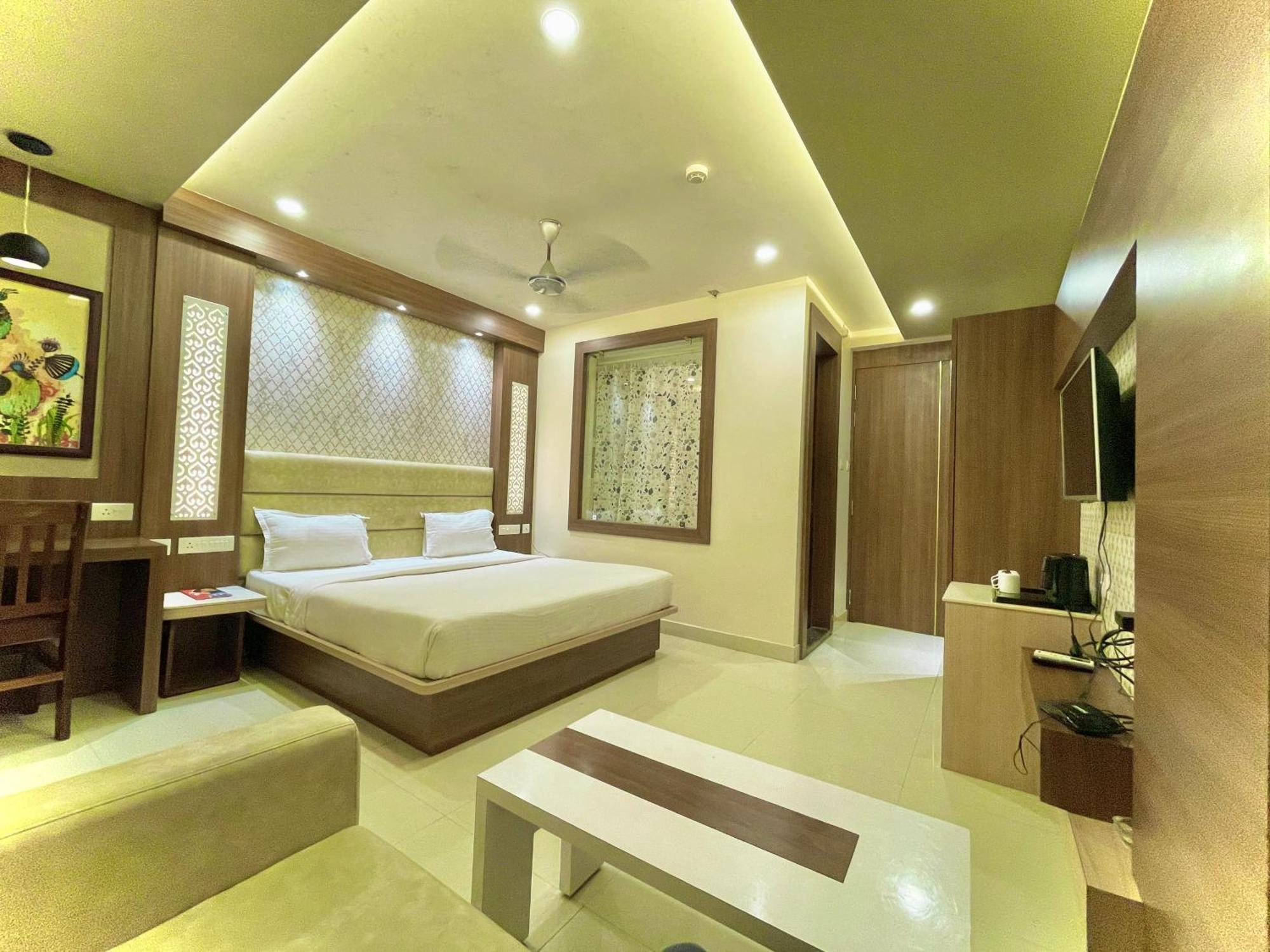 Hotel Kuber Palace ! Puri Near-Sea-Beach-And-Temple Fully-Air-Conditioned-Hotel With-Lift-And-Parking-Facility Esterno foto