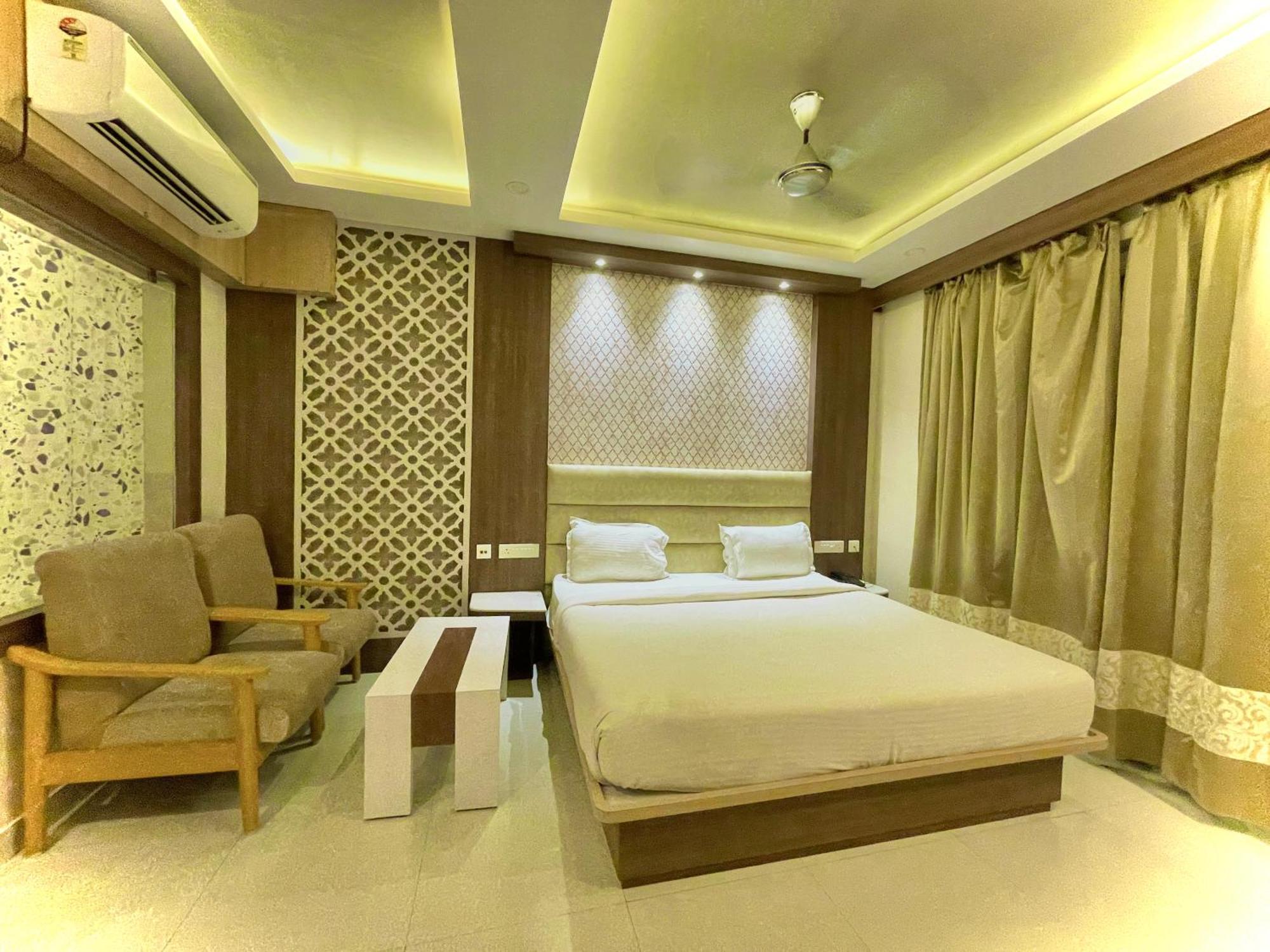 Hotel Kuber Palace ! Puri Near-Sea-Beach-And-Temple Fully-Air-Conditioned-Hotel With-Lift-And-Parking-Facility Esterno foto