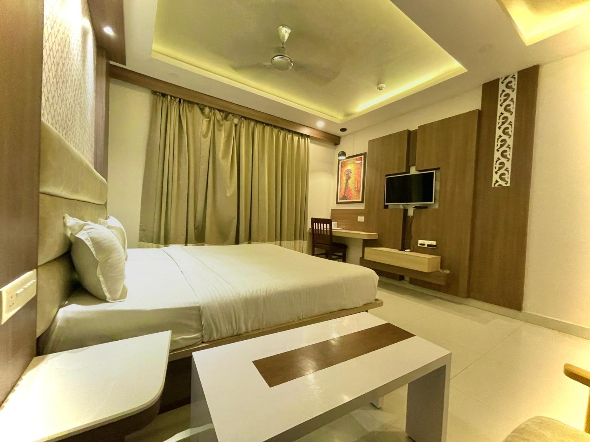 Hotel Kuber Palace ! Puri Near-Sea-Beach-And-Temple Fully-Air-Conditioned-Hotel With-Lift-And-Parking-Facility Esterno foto
