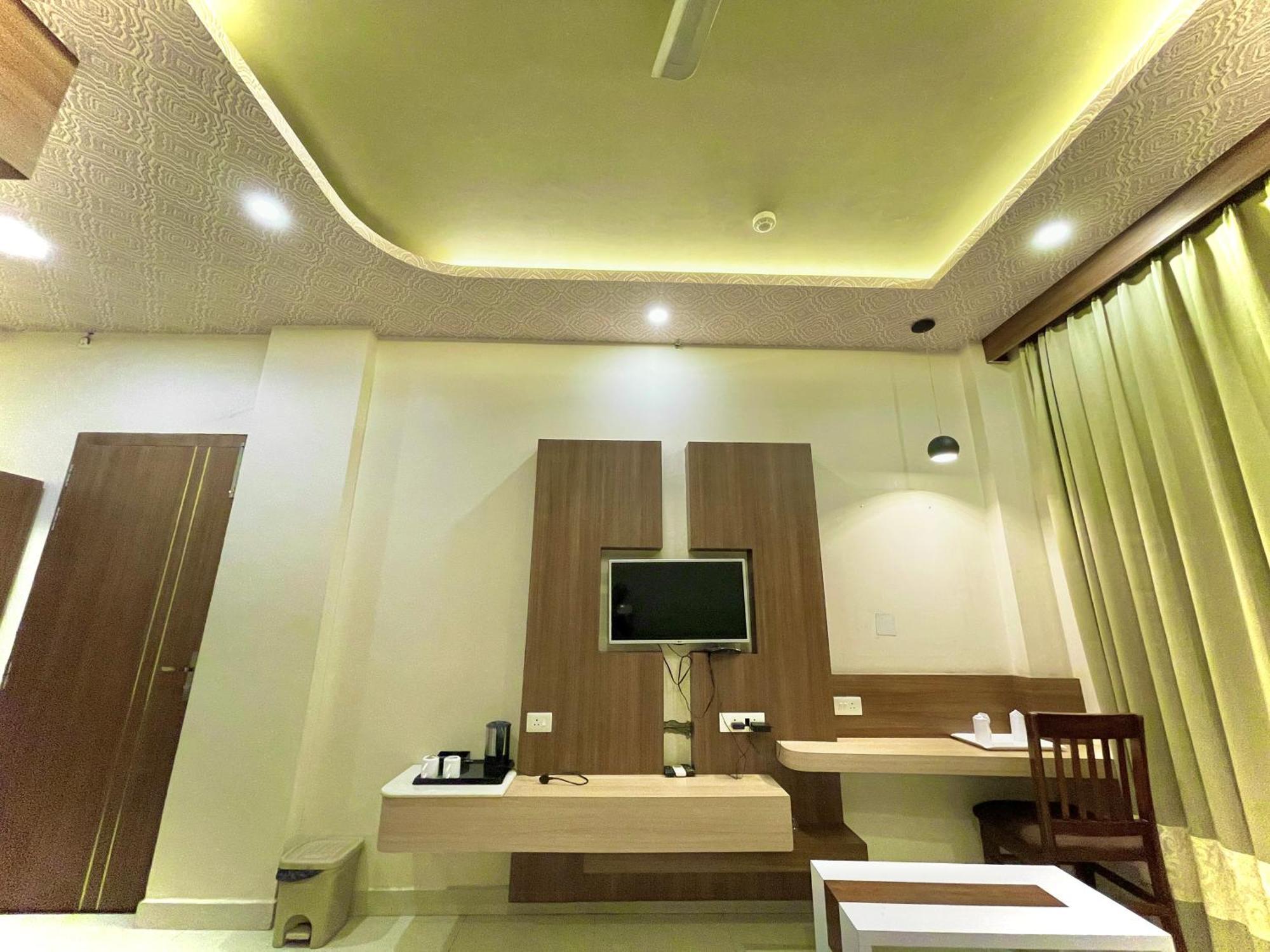 Hotel Kuber Palace ! Puri Near-Sea-Beach-And-Temple Fully-Air-Conditioned-Hotel With-Lift-And-Parking-Facility Esterno foto